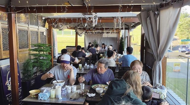 新西兰老白家兰州牛肉面店内就餐的食客