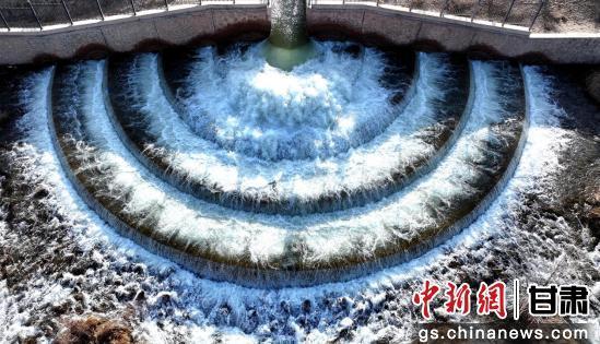 一渠黄河水千里润绿洲　李筱　摄