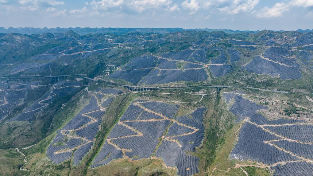 位于贵州安顺关岭布依族苗族自治县的盘江百万千瓦级光伏基地项目一隅　新华社记者　陶亮　摄