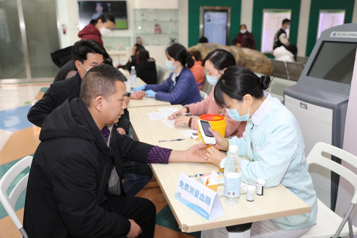 护士为患者测量血糖