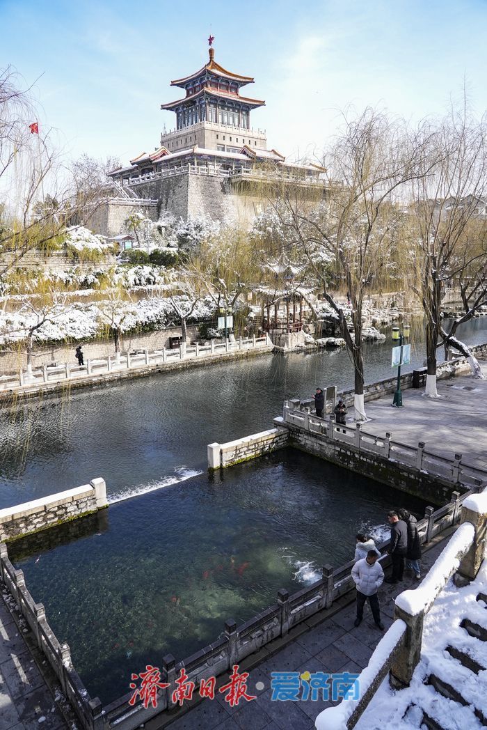 雪霁泉城披银纱，护城河畔如诗画