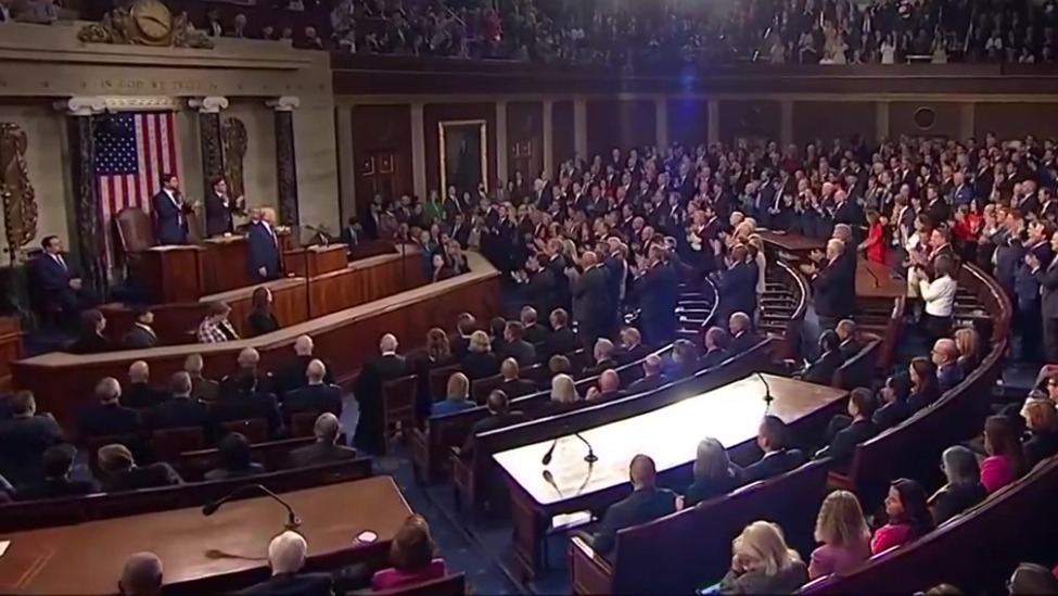 特朗普国会讲话冷热两重天：共和党议员欢呼鼓掌，民主党议员嘘声嘲笑