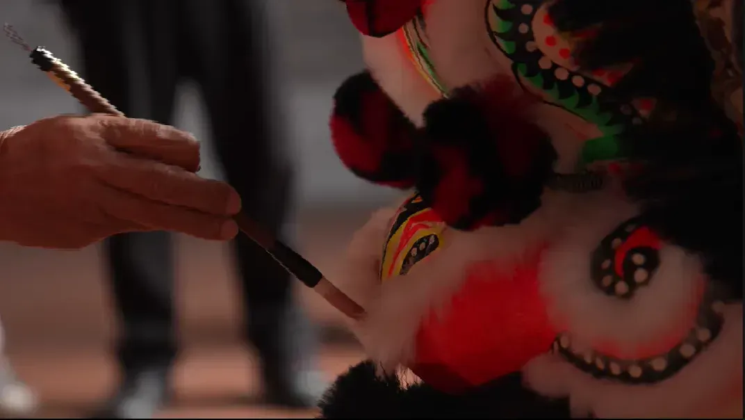 比利时小哥参观醒狮团点睛仪式，一笔下去，狮子就“活了”起来