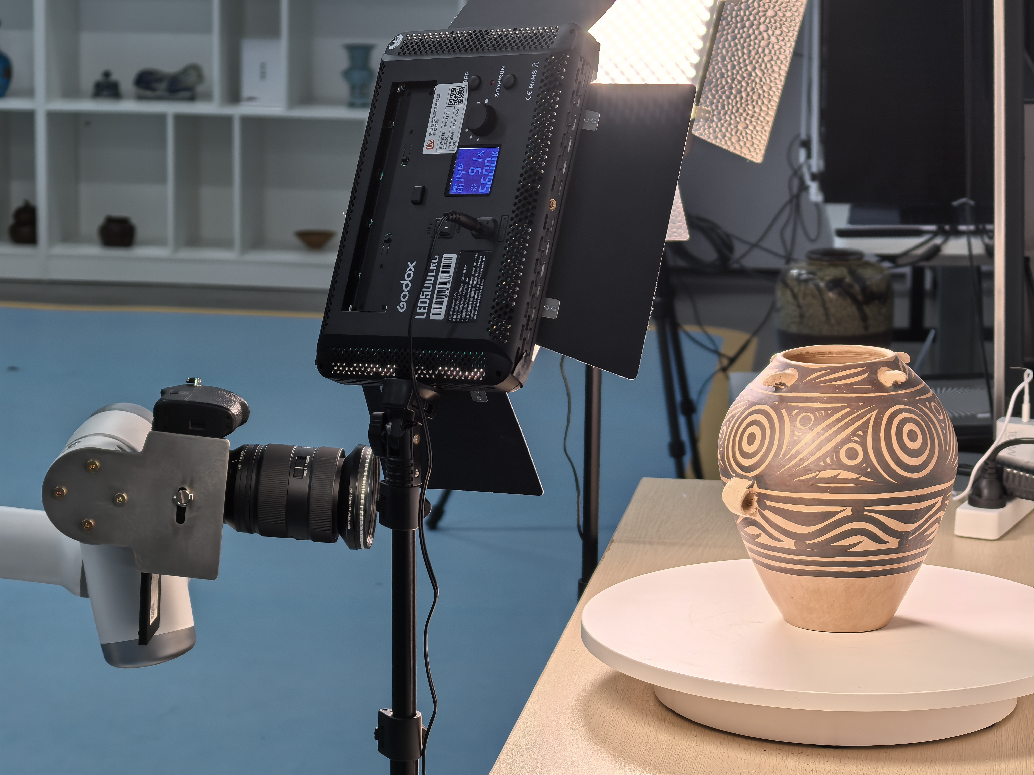 在位于马栏山视频文创产业园的数字文博AIGC实验室，智能设备正在对文物进行数字化采集演示（2024年12月23日摄） 邓正可摄