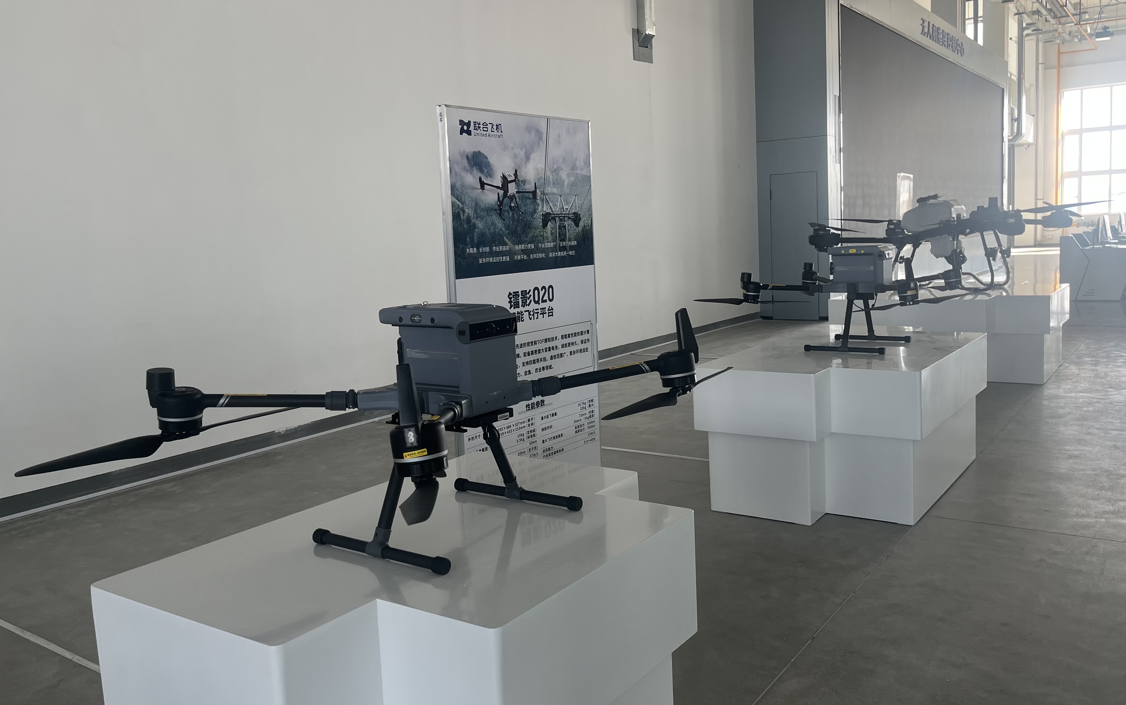 车间里展示的无人机产品