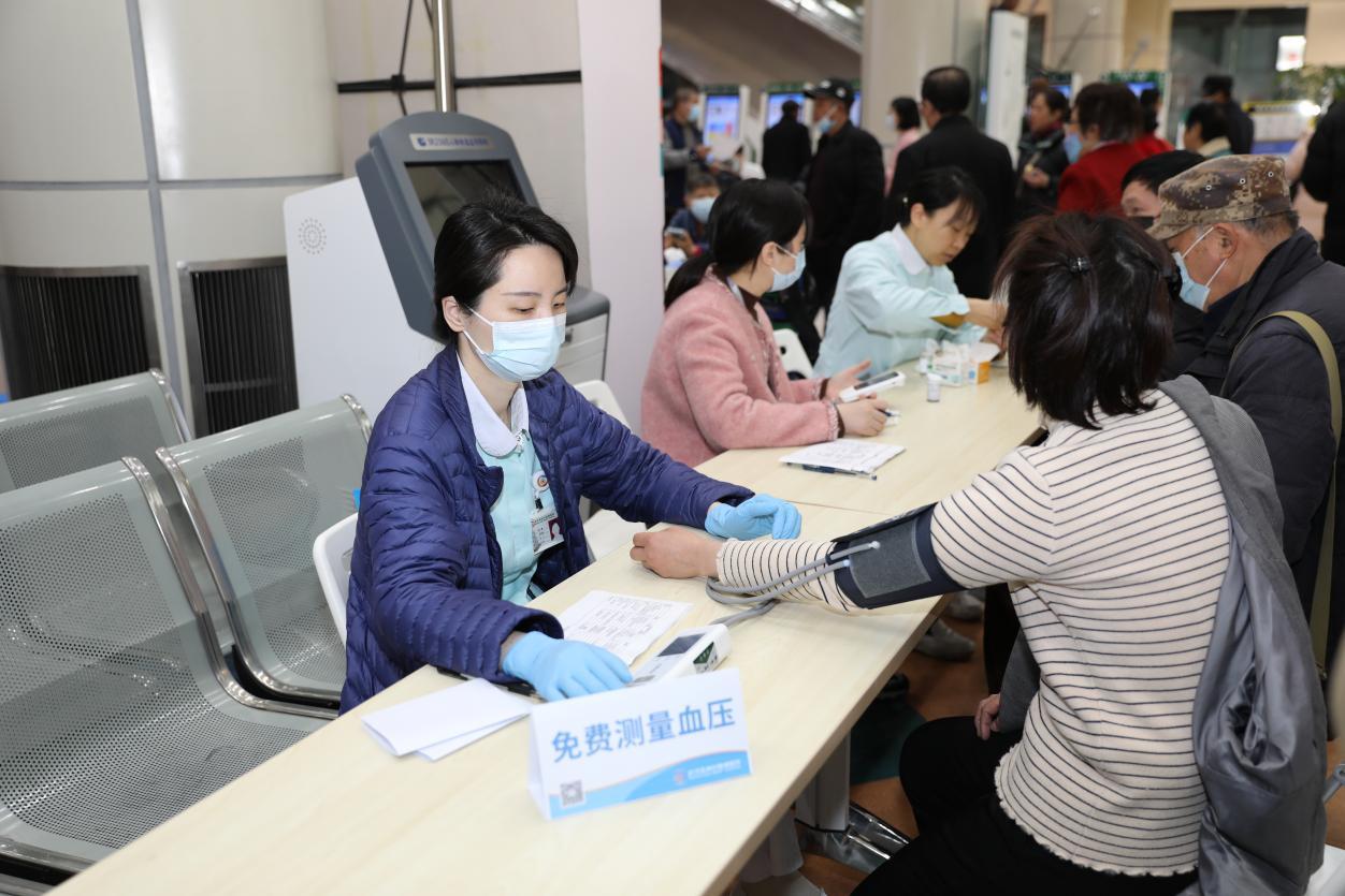 护士为患者测量血压