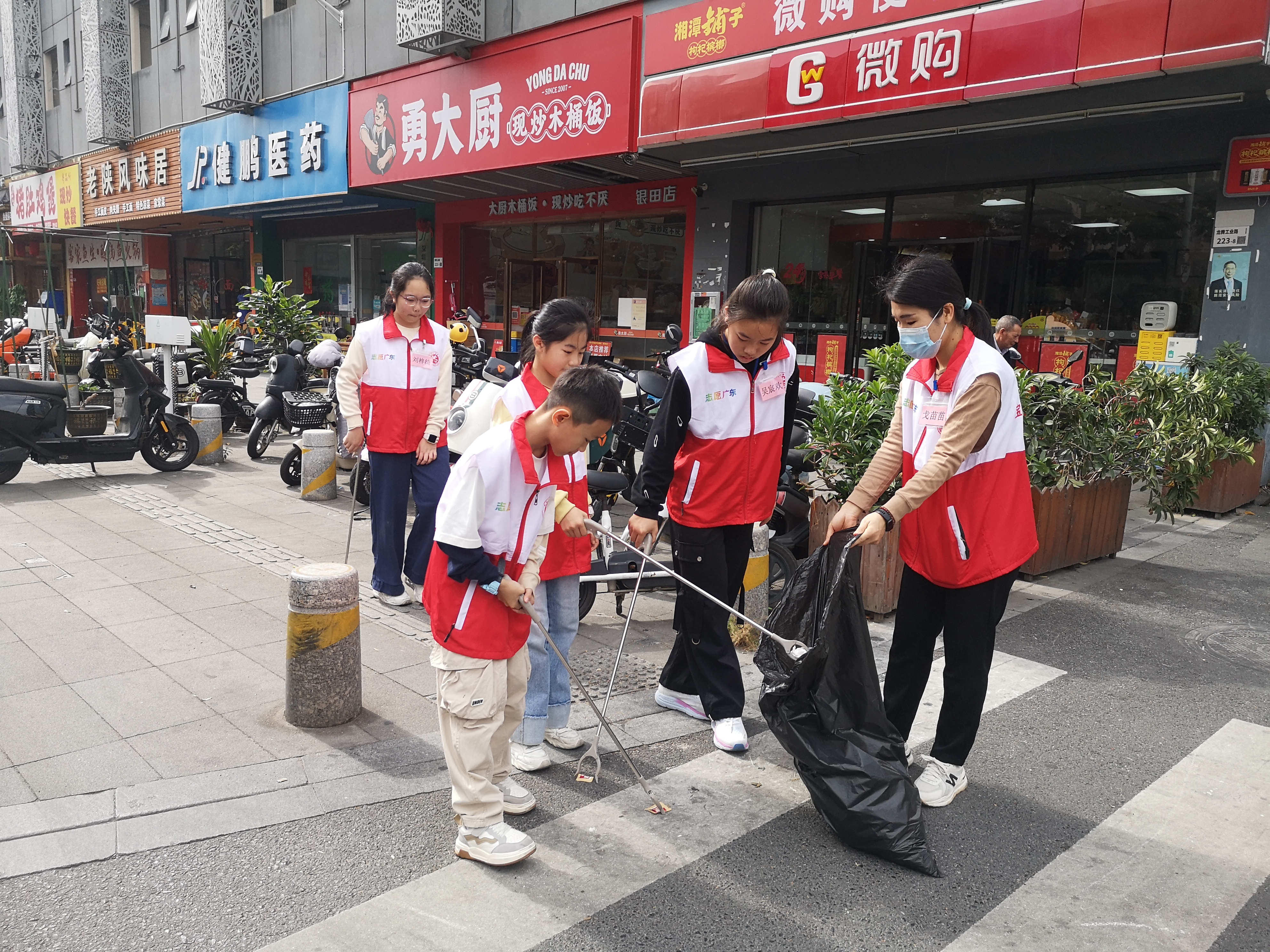 西乡街道共乐社区开展“学雷锋 树新风”志愿活动