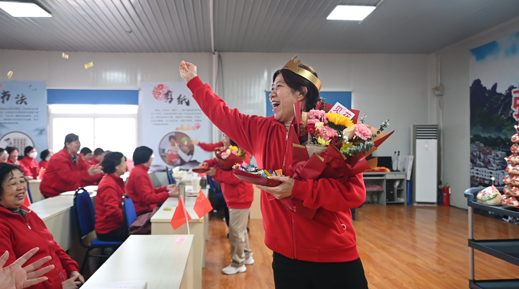 刘女士在课堂上为大家分发糖果