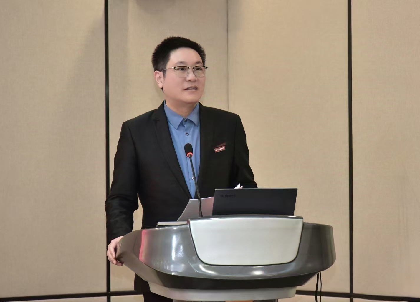 校党委书记厉励与学生交谈