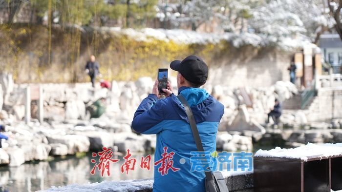 雪霁泉城披银纱，护城河畔如诗画