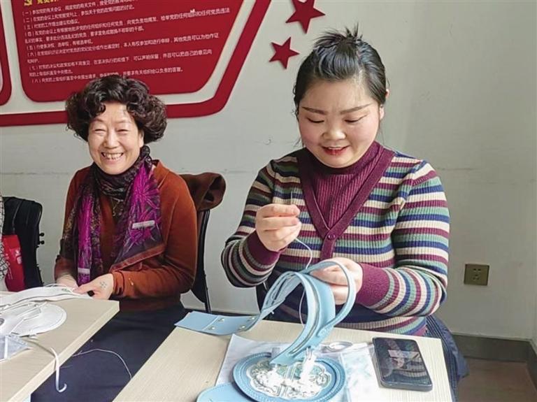 制作手工包 记者 申亮 摄
