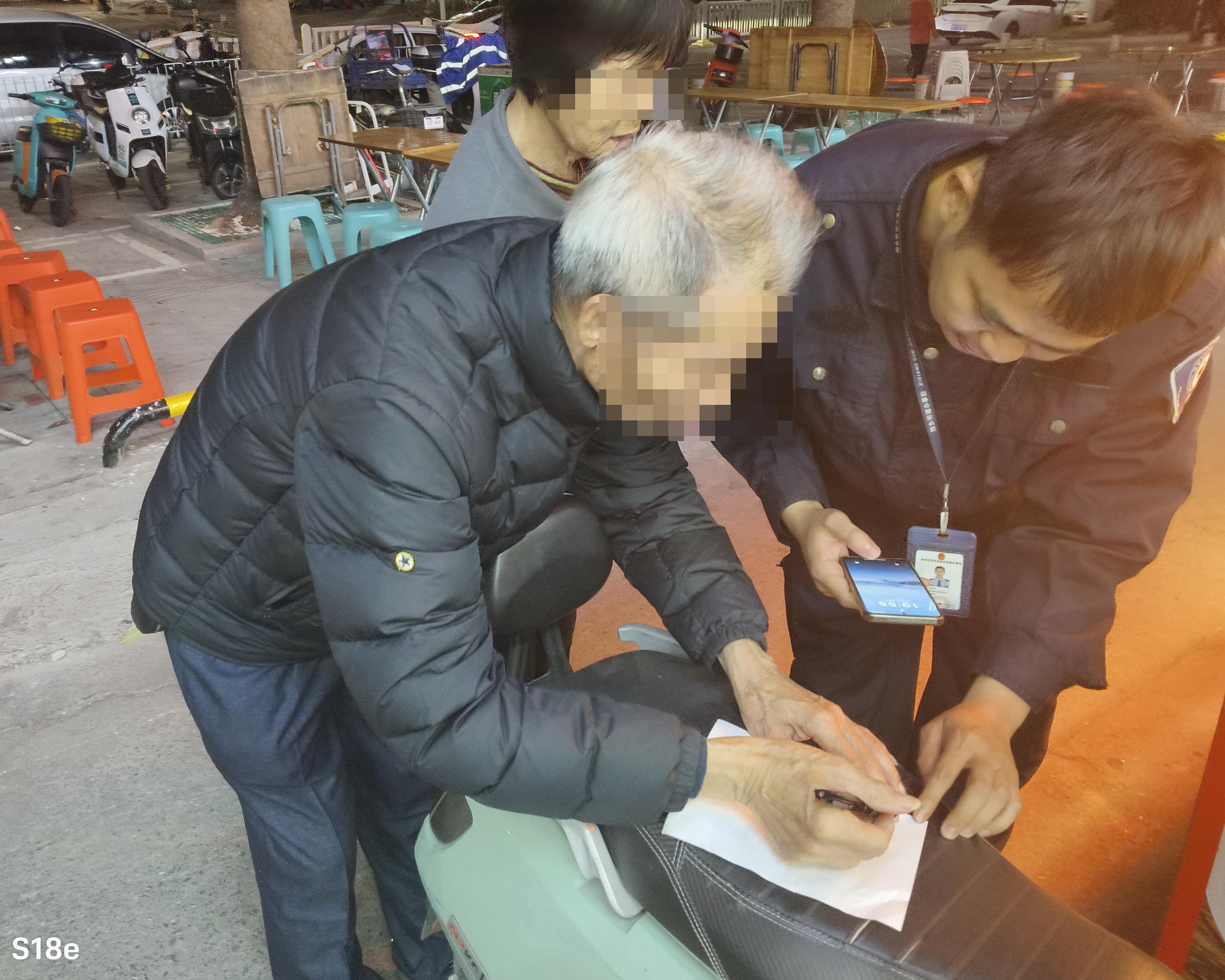 西乡网格员暖心相助 七旬迷路老人平安回家