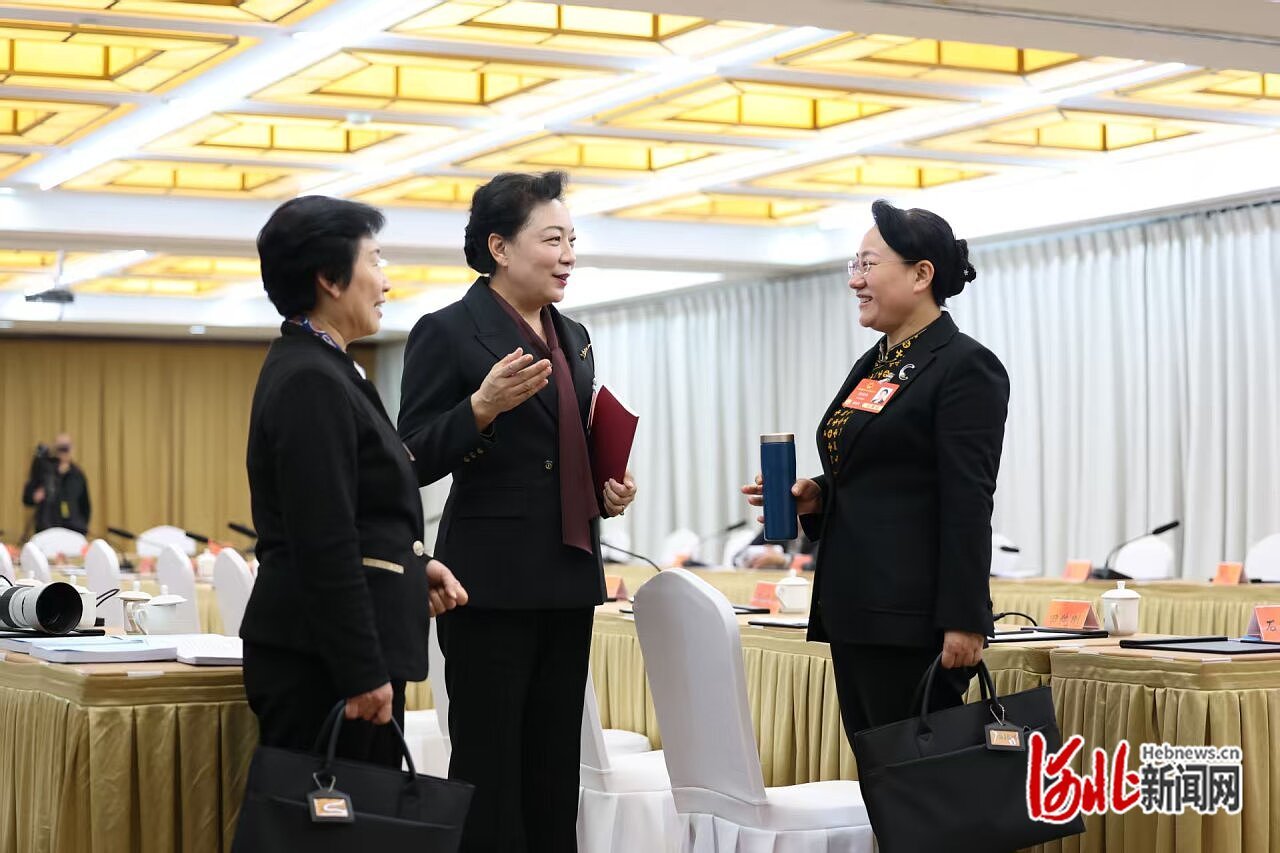 3月7日，小组会议后，三位代表就推进职普融通、产教融合，增强职业教育适应性进行交流讨论。 河北日报记者 霍艳恩摄.jpg