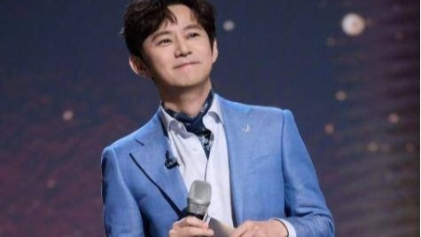 51岁无妻无子，半退休，当了一辈子老好人的何炅，如今怎样了？封面图