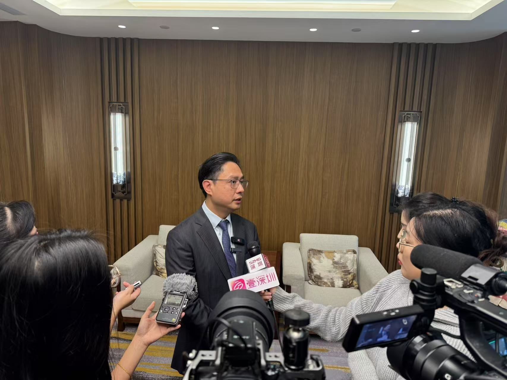 冼汉迪先生接受媒体采访图