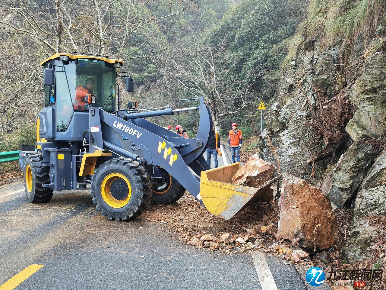 庐山北山公路5K+930处突发山体塌方 现已恢复通行