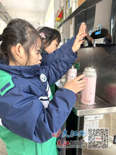 学生正在接直饮水。