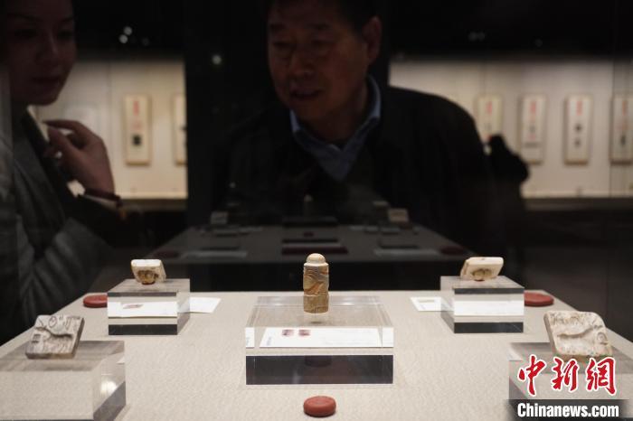 3月4日，河南郑州，观众参观“文明互鉴——世界图纹与印记展”。中新社记者 韩章云 摄