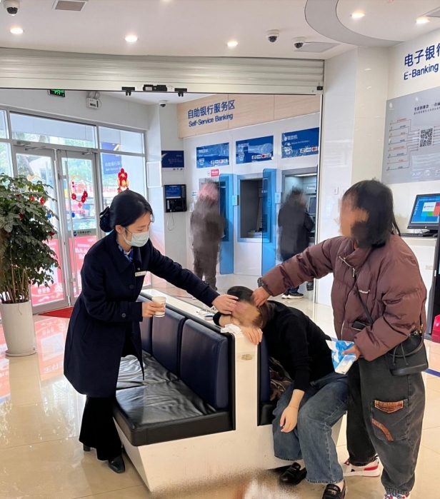 建设银行抚州新区支行青年员工平凡举动暖人心