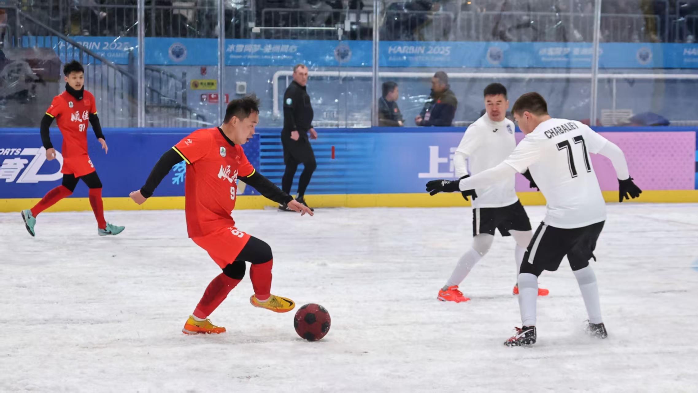 2025第二届上海合作组织雪地足球赛开幕  中国顺佳足球队旗开得胜