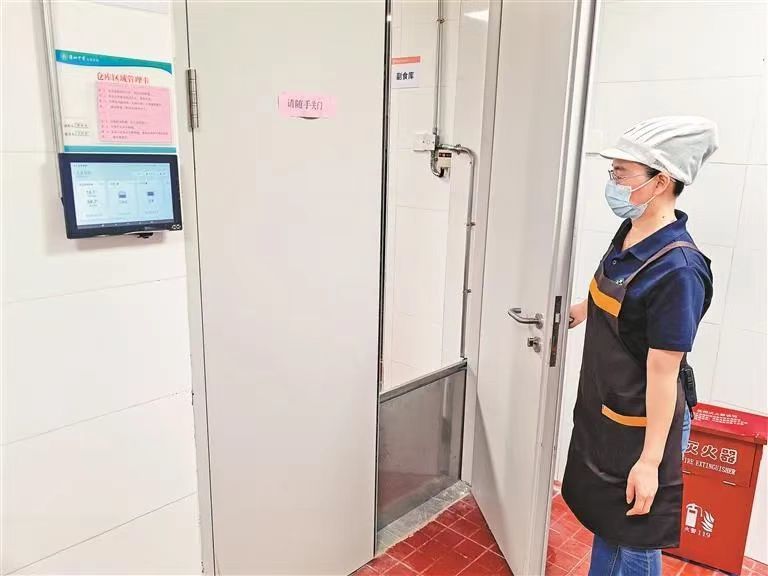 深圳中学龙华学校引入AI数智食安管理系统科技赋能校园食安