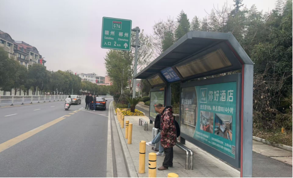 富鑫华府公交站台旁