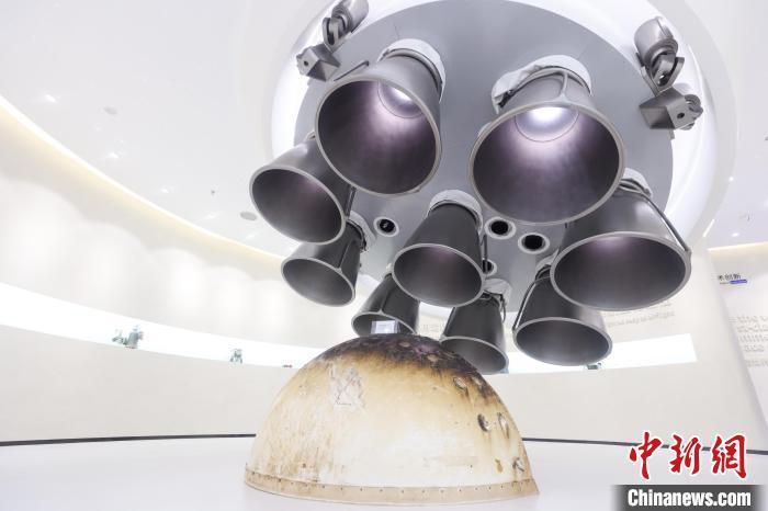 2025年2月24日，记者探访位于北京亦庄的中国民营航天企业——蓝箭航天空间科技股份有限公司。图为公司内展示的朱雀二号改进型运载火箭Y1残骸回收物——整流罩端头帽。　中新社记者 贾天勇 摄