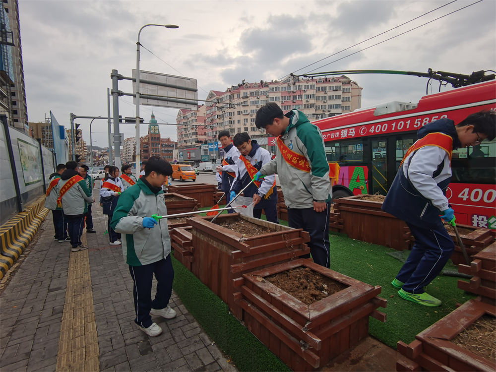 台东街道人和路社区与青岛交通职业学校“七彩心”职教义工志愿者服务队开展座谈交流会暨志愿服务活动