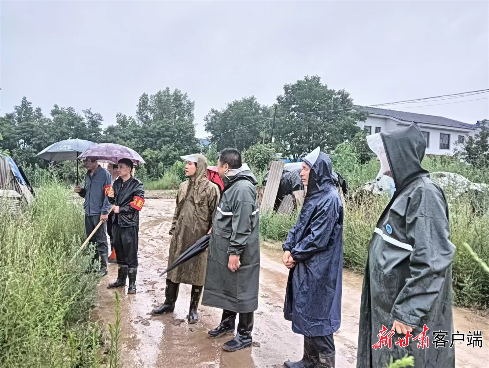 图一（左三）和图二（右四）为黄恒君挂职期间深入基层调研