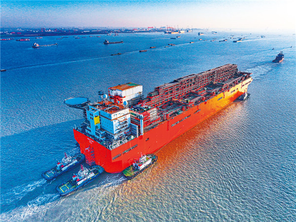 我国首座大型浮式天然气液化装置“NGUYA FLNG”轮从南通开发区顺利拖航出江，前往浙江舟山进行上部模块安装、集成和调试（2024年12月9日摄）。新华社发（许丛军摄）