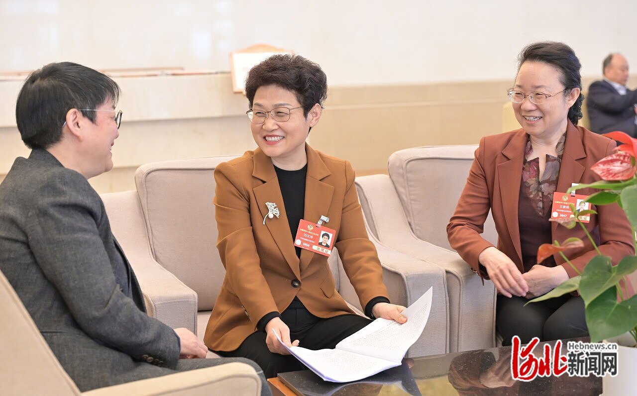 3月6日，三位女委员在讨论政府工作报告。  河北日报记者 刘冉摄.JPG
