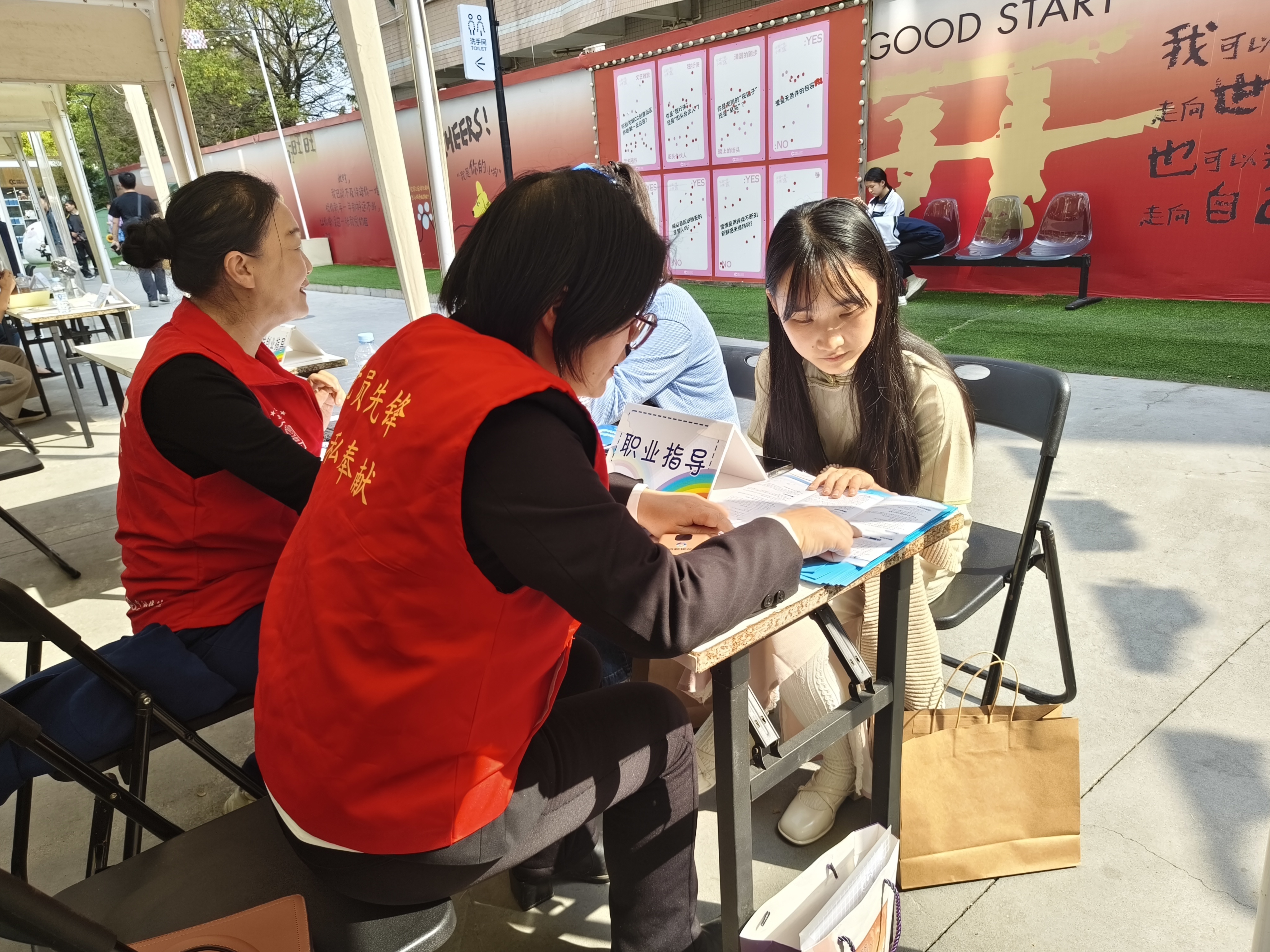 驿站“双向赋能”：吸引青年来龙岗安居乐业