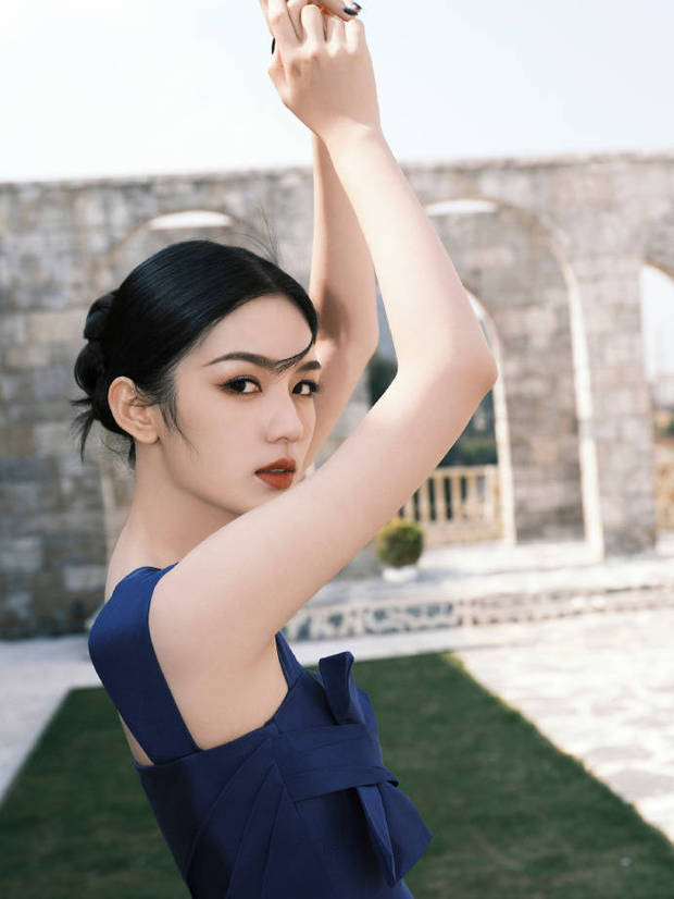 周也仪态优雅。