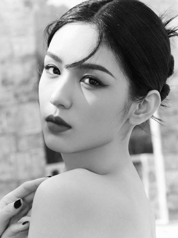 周也眼神极具故事感。