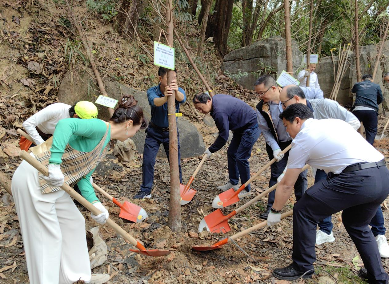 香蜜湖街道香岭社区党委开展植树节共建活动