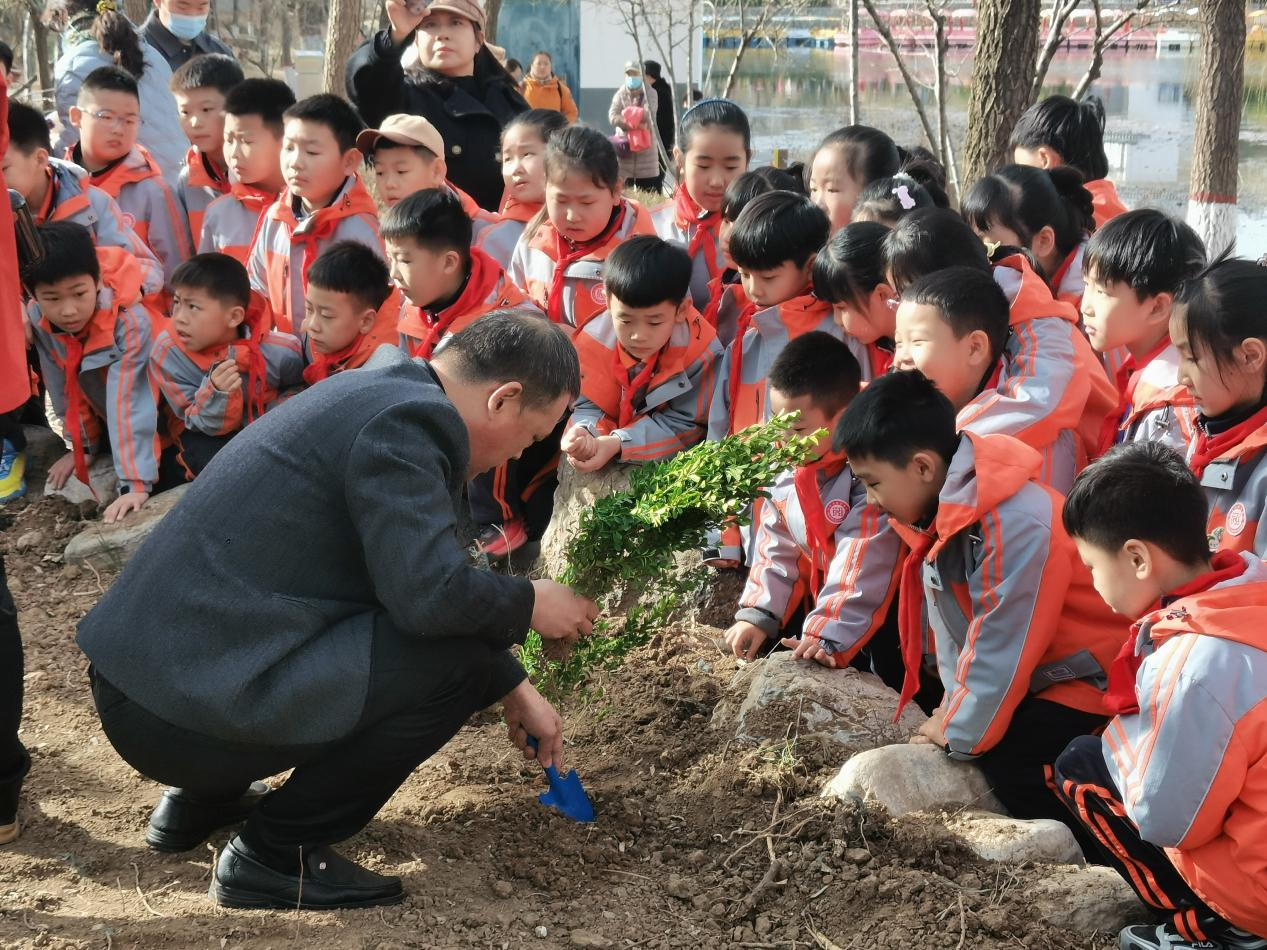 保定：竞秀公园自然学堂护绿忙，“大、中、小”学子共绘绿色园景