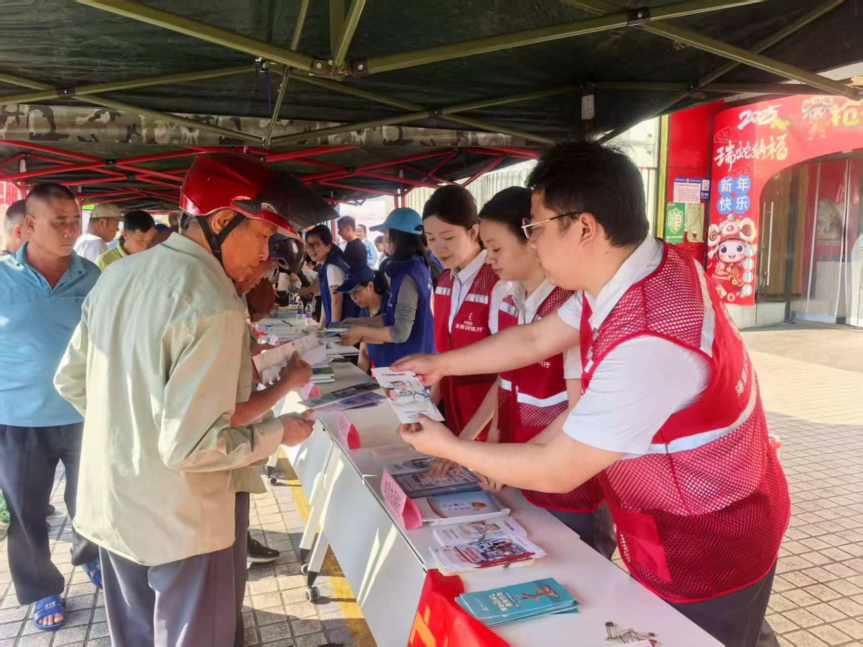 为民解难勇担当 续写雷锋新篇章——海南农商银行各级团组织开展学雷锋志愿服务活动