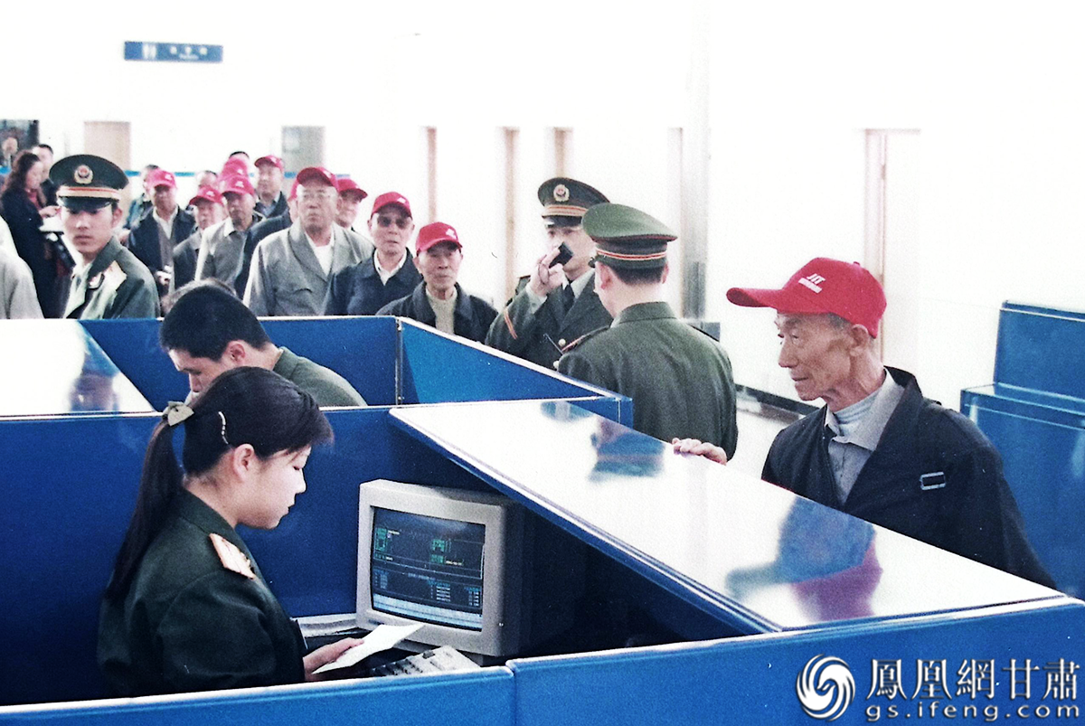 兰州边检站建站初期,民警仔细核验通关人员证件信息。兰州边检站供图