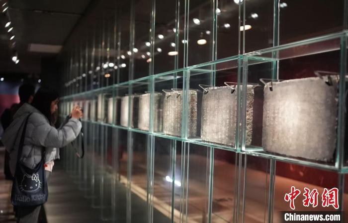 “墨韵文脉——甘肃丝路艺术珍品展”3月11日在中国美术馆开幕，图为观众正在欣赏明代的肃府本《淳化阁帖》刻石。史春阳　摄