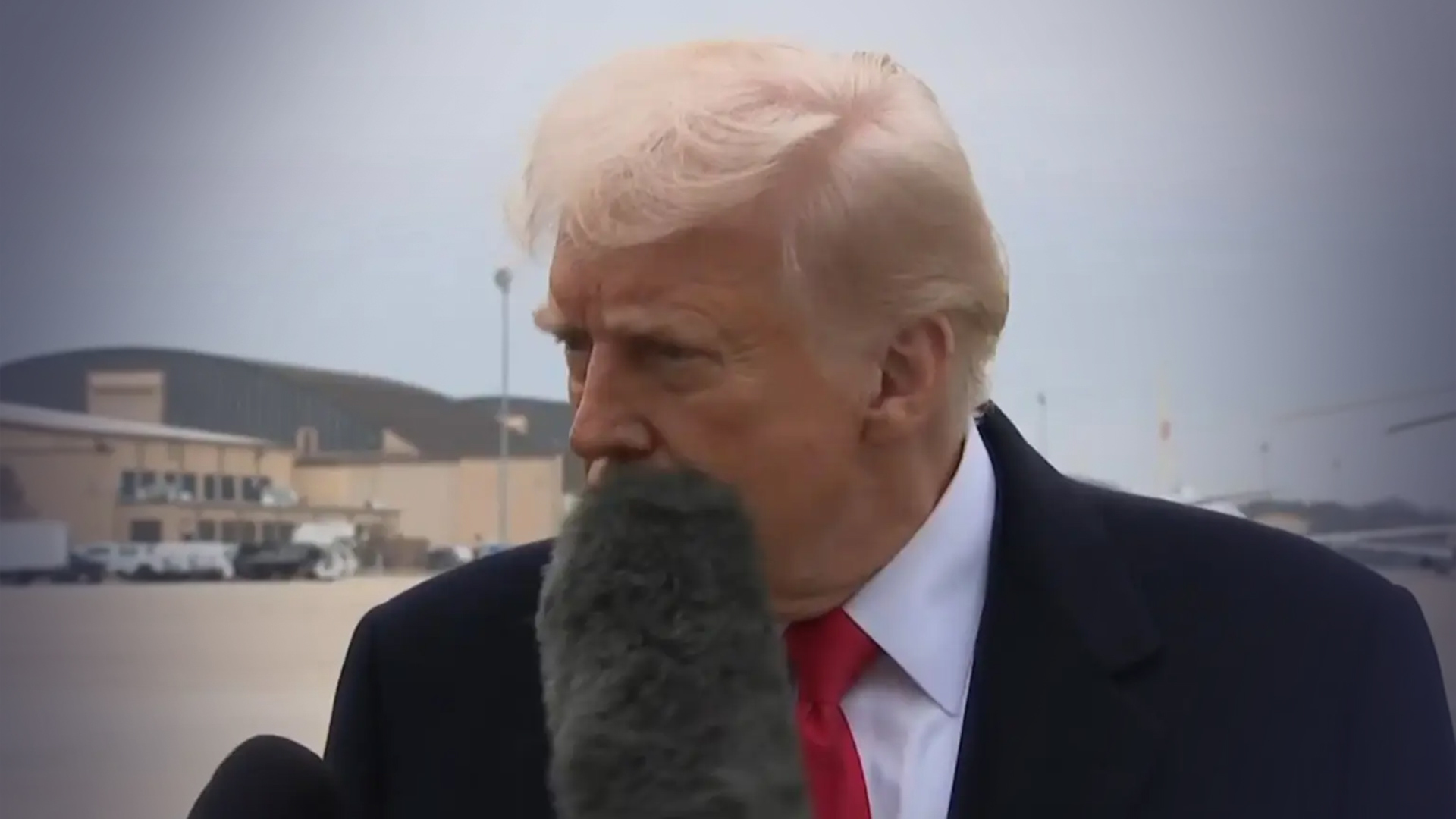 特朗普接受采访时被麦克风戳脸，瞪着“肇事”记者打趣：“你今晚要上头条了”