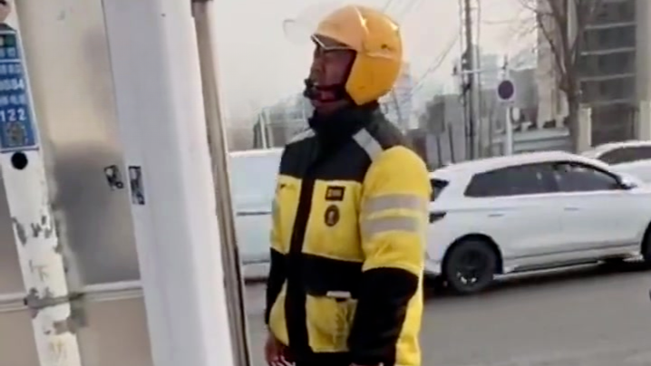 外卖小哥救人后崩溃大哭：当年我爸心梗就是这么没的，心里一直有遗憾
