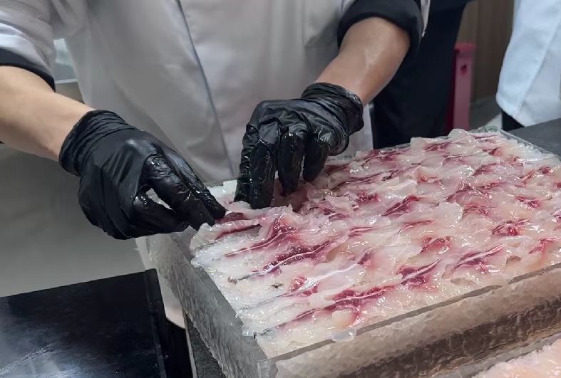 从活鱼到鱼片不到30分钟，2mm的鲩鱼薄如蝉翼，十分鲜脆