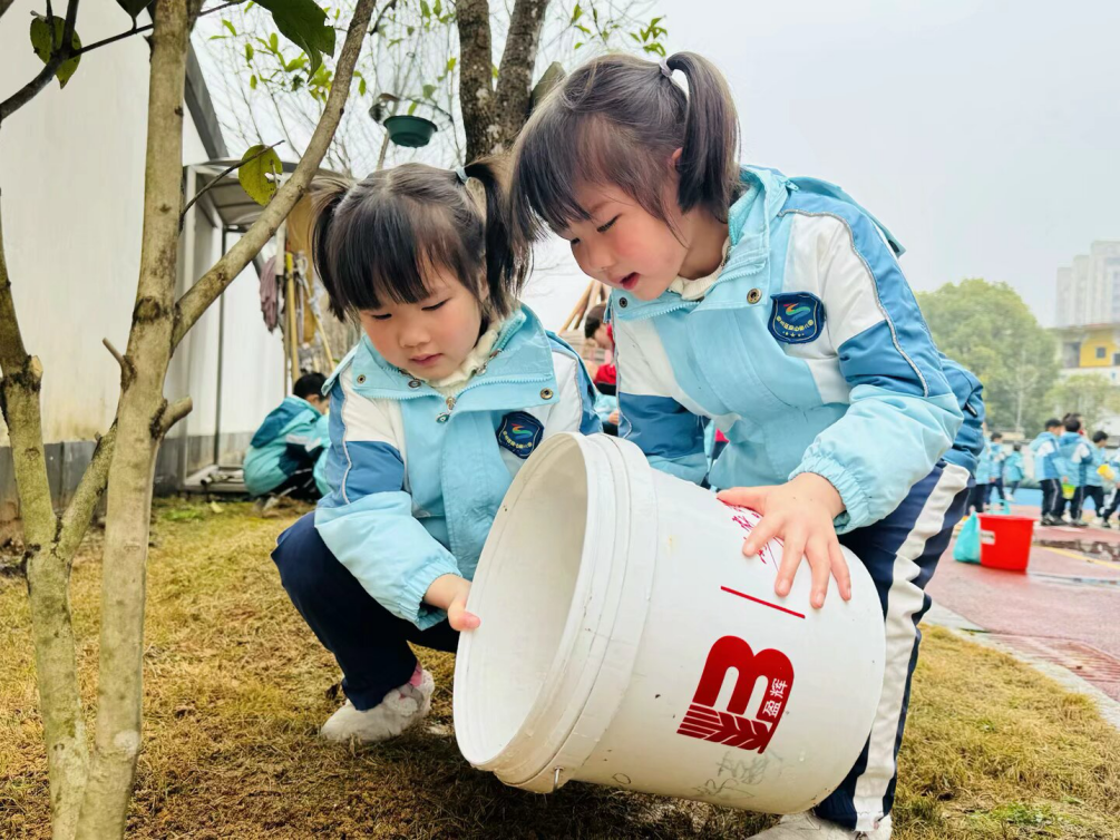 黄山市徽州区：大手拉小手 共植幸福苗