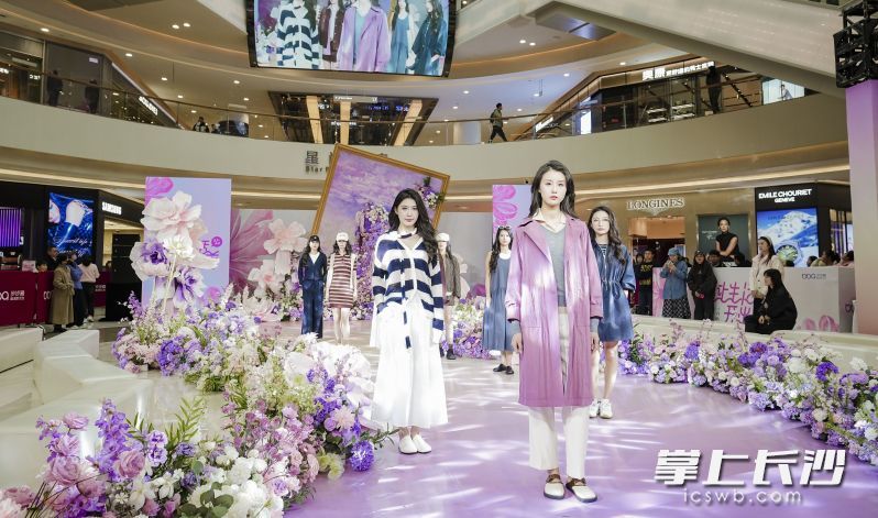 步步高梅溪新天地则举行了花漾春夏时装秀。