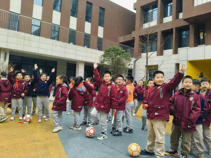 灞桥区纺织城小学孩子们正在上趣味体育课 记者 牛凌摄影