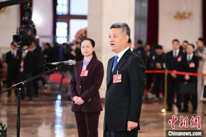 3月8日，十四届全国人大三次会议第二场“代表通道”集中采访活动在北京人民大会堂举行。全国人大代表、海南省委自贸港工委办副主任蔡强(右)接受采访。　中新社记者 田雨昊 摄