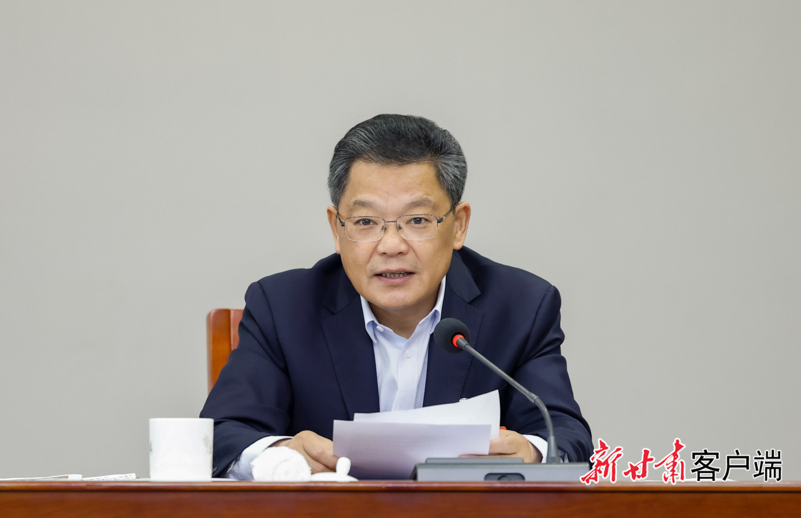 3月9日上午，全国人大代表、省委副书记、省长任振鹤在甘肃代表团审议最高人民法院工作报告。新甘肃·甘肃日报记者　孟捷