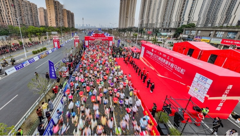 刷新赛会纪录!2025南昌象湖半程马拉松落幕