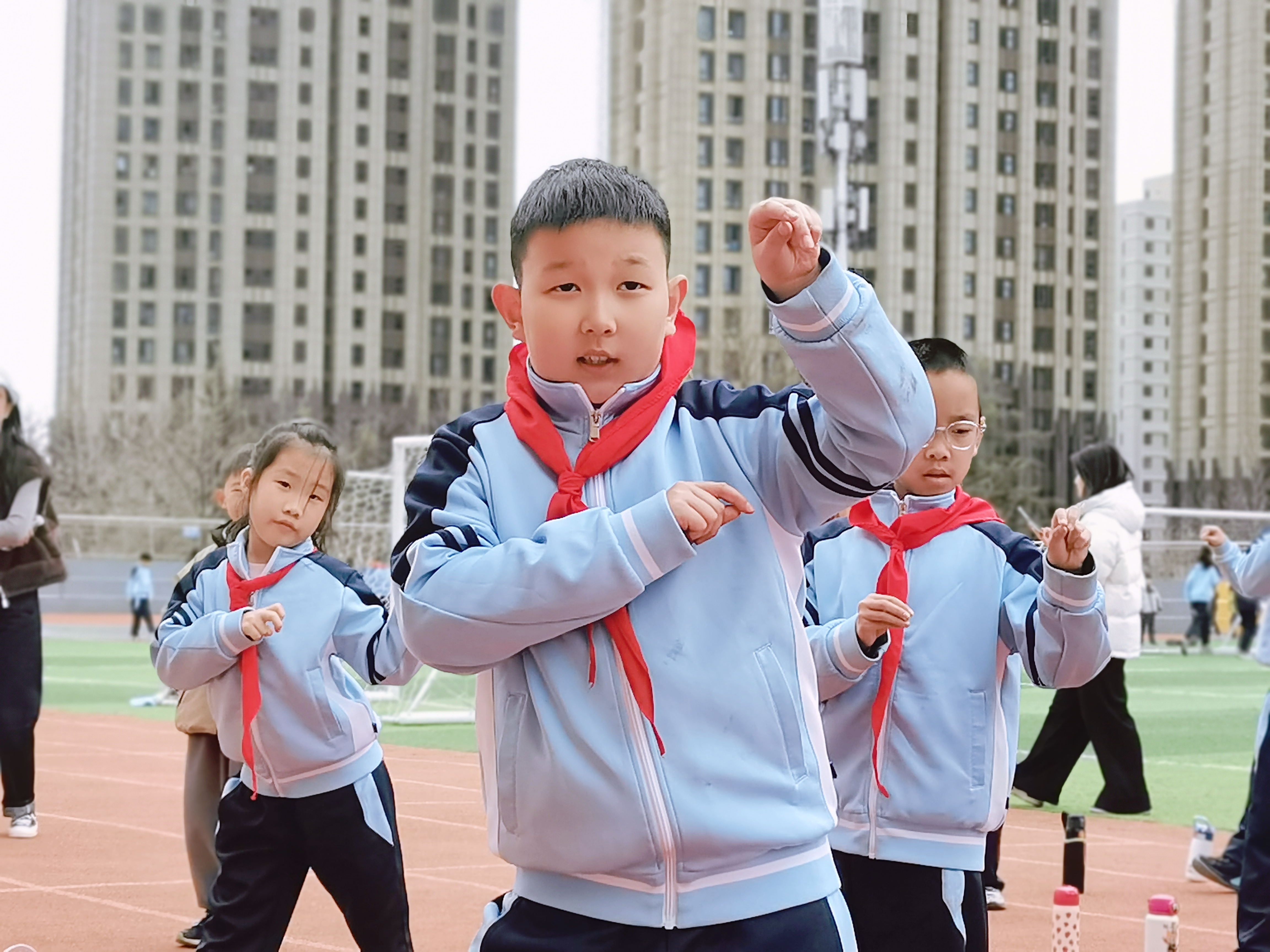 崂山区新时代文明实践中心开展“探秘螳螂拳 传承非遗魂”崂山非遗螳螂拳文化“两创”进校园活动