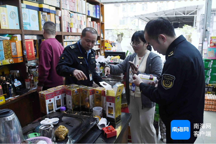 执法人员查获的涉假侵权“茅台‘贡’酒”。记者 蒙健 摄